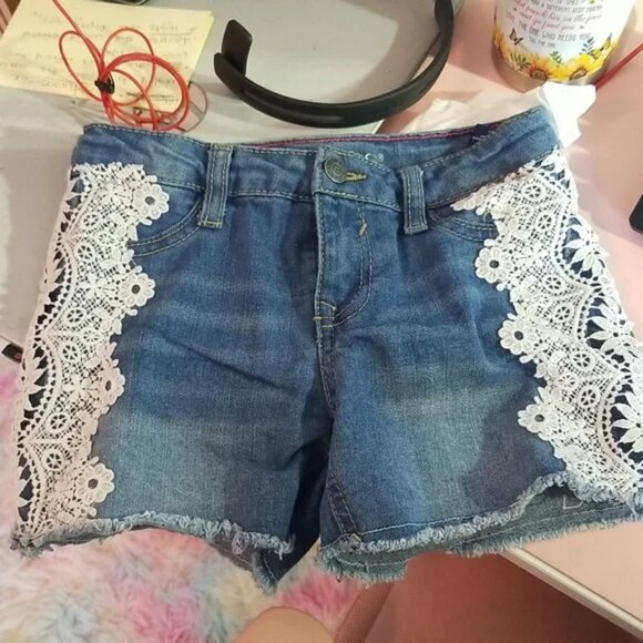 Vigoss Little girl jean shorts with embroidery detailing size 6 (D2) - Picture 3 of 4